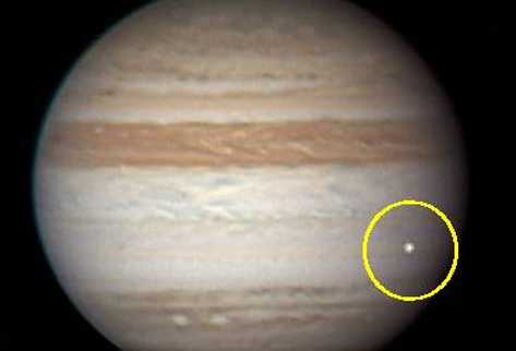 En la búsqueda por vida en el sistema solar, Europa, una luna de Júpiter con océano, resulta más prometedora que Marte. (Foto Prensa Libre: AP)