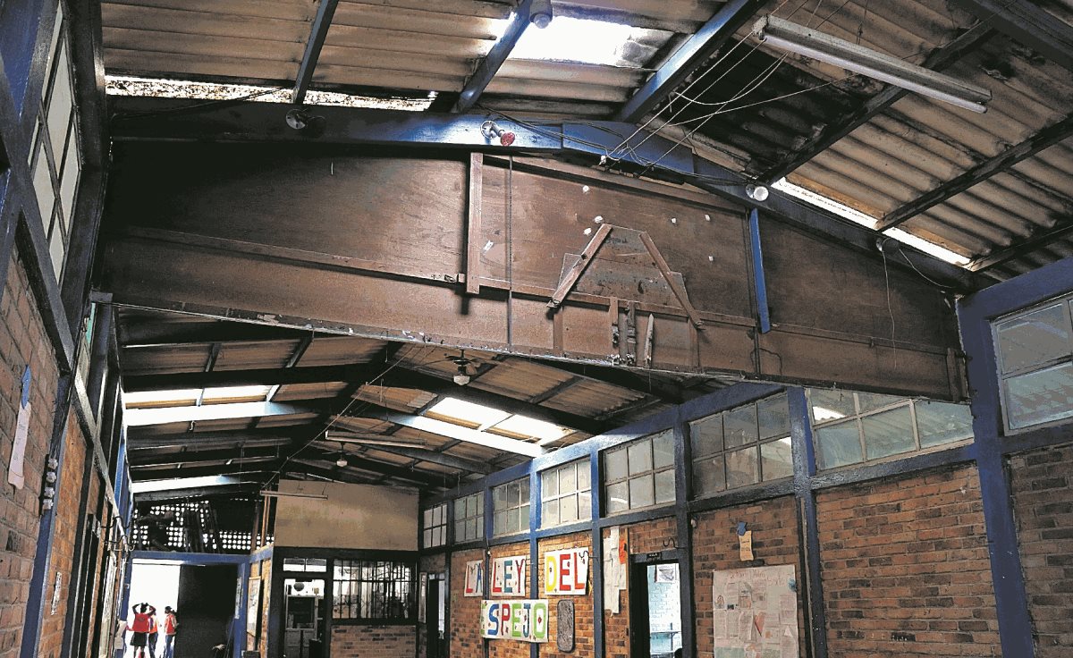 La escuela Dr. Roberto Molina en la zona 5 de Xela presenta daños en el techo.(Foto Prensa Libre: Hemeroteca PL)