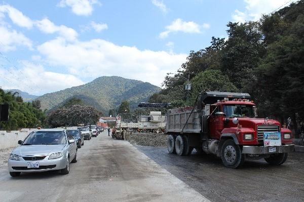 constructora Aplica cemento hidráulico en el  tramo de 1.8 kilómetros de la entrada a Antigua.