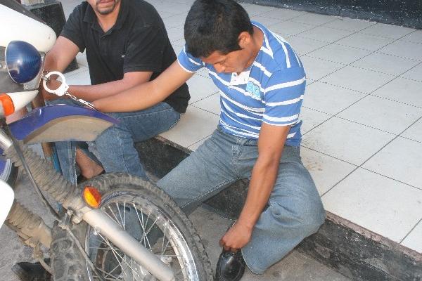 Velásquez, juNto a    motocicleta robada.