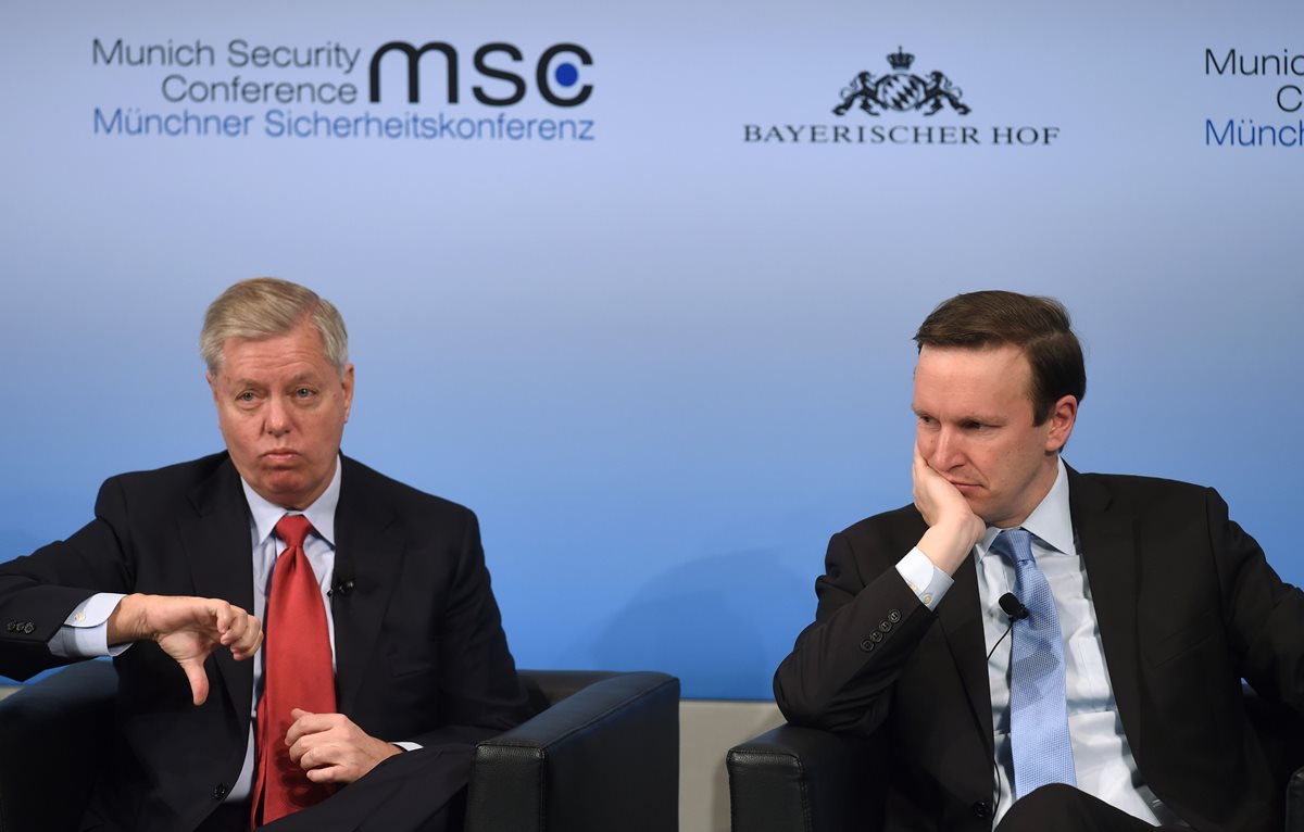 Lindsey Graham (I), junto a su compatriota Christopher Murphy, durante una charla en Múnich, Alemania. (Foto Prensa Libre:AFP).