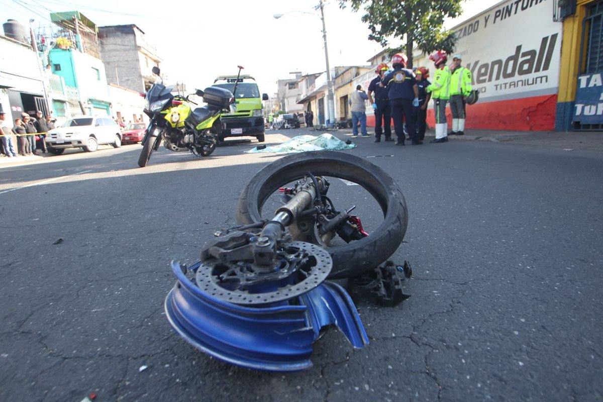La víctima del choque entre una motocicleta y un automóvil en la zona 12 capitalina, fue identificada como Gustavo García, de 22 años. (Foto Prensa Libre: Érick Ávila)