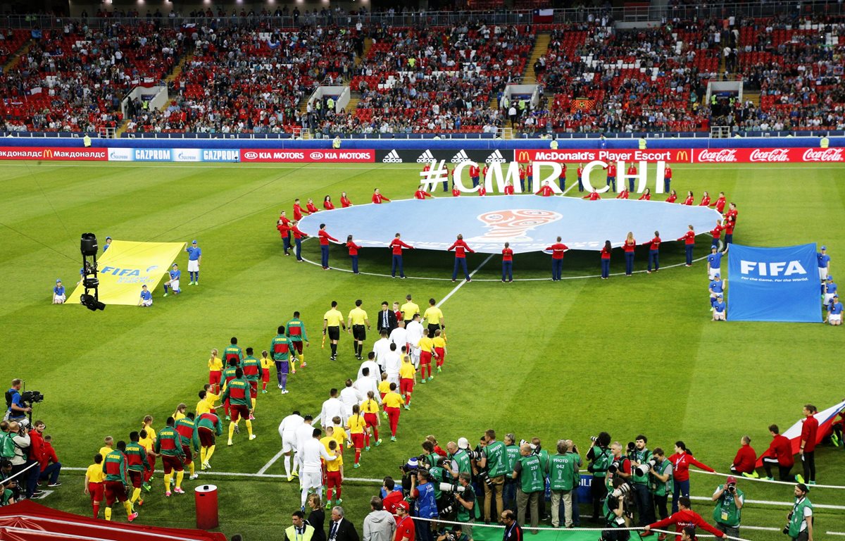 Previo al duelo se vivió un momento emotivo recordando al exjugador camerunés fallecido en 2003. (Foto Prensa Libre: EFE)