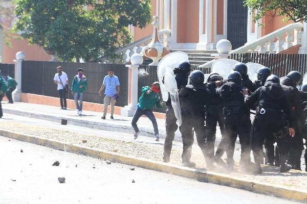 Policías se protegen de las piedras lanzadas por estudiantes (Foto Prensa Libre: E. Paredes)<br _mce_bogus="1"/>