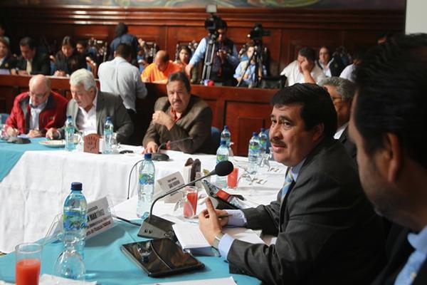 Los jefes de bloques legislativos se reunieron para evaluar la conveniencia de reducir el monto del presupuesto estatal (FOTO PRENSA LIBRE: ÓSCAR RIVAS)