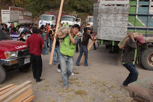 Miembros de la organización Good Neighbors entregaron la ayuda a los damnificados. (Foto Prensa Libre: Aroldo Marroquín)