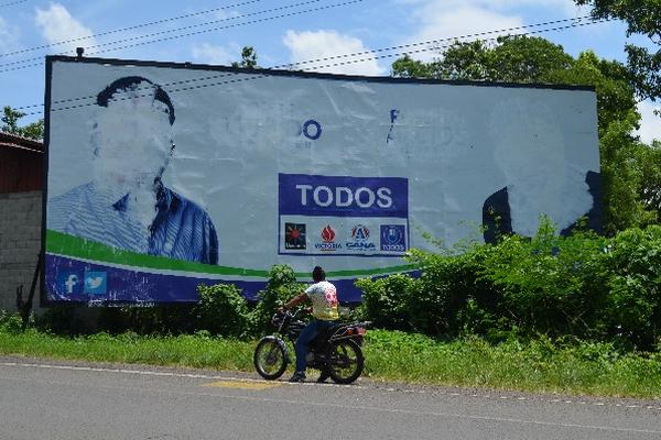 el partido Todos borró en forma parcial  la propaganda en algunas vallas, en  Retalhuleu.