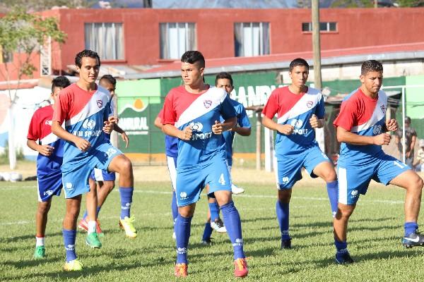 Los jugadores no esconden la alegría de ser los líderes del  Clausura. Fueron captados ayer en el entrenamiento que hicieron por la tarde. (Foto Prensa Libre: Óscar González)