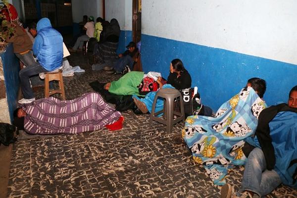 El miércoles por la noche, padres durmieron dentro del establecimiento. (Foto Prensa Libre: Eduardo Sam Chun)<br _mce_bogus="1"/>