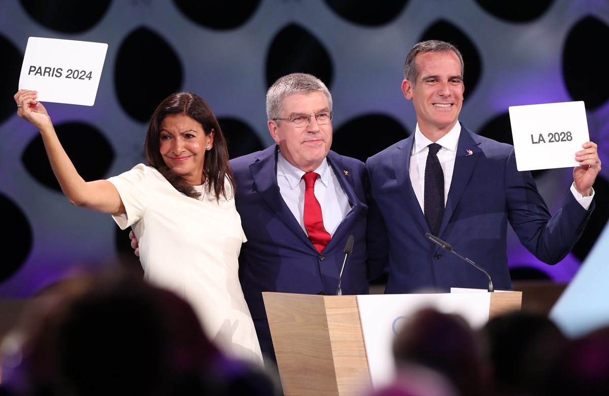 La alcaldesa de París, Anne Hidalgo, junto al presidente del COI, Thomas Bach y el alcalde de Los Ángeles, Eric Garcetti, muestran su alegría. (Foto Prensa Libre: EFE)