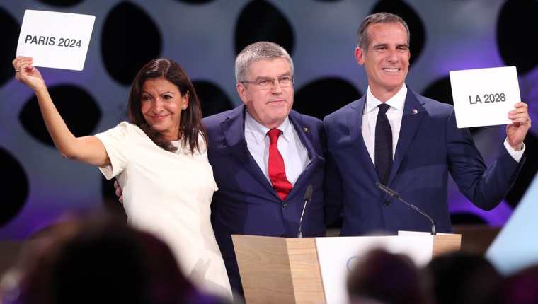 La alcaldesa de París, Anne Hidalgo, junto al presidente del COI, Thomas Bach y el alcalde de Los Ángeles, Eric Garcetti, muestras su alegría. (Foto Prensa Libre: EFE).