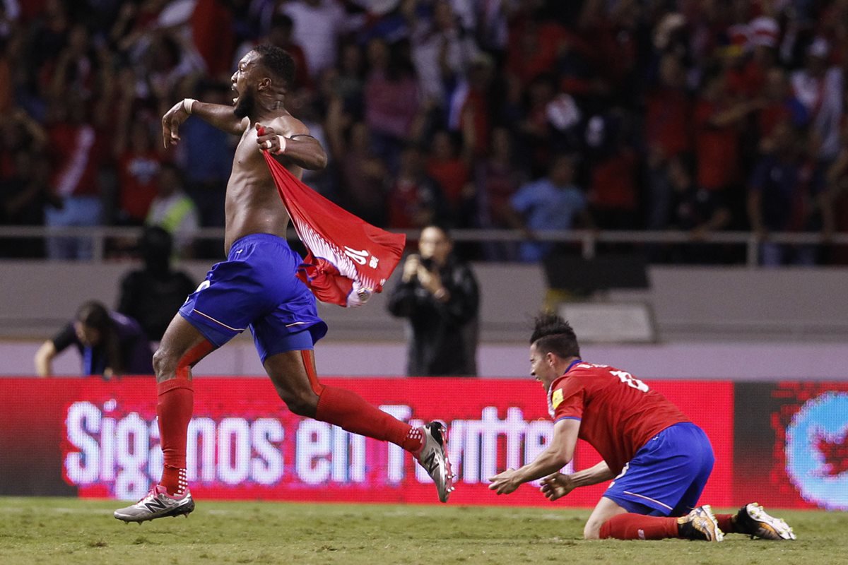 Kendall Waston festeja después de marcar el gol que le dio a Costa Rica el pase a Rusia 2018. (Foto Prensa Libre: AP)