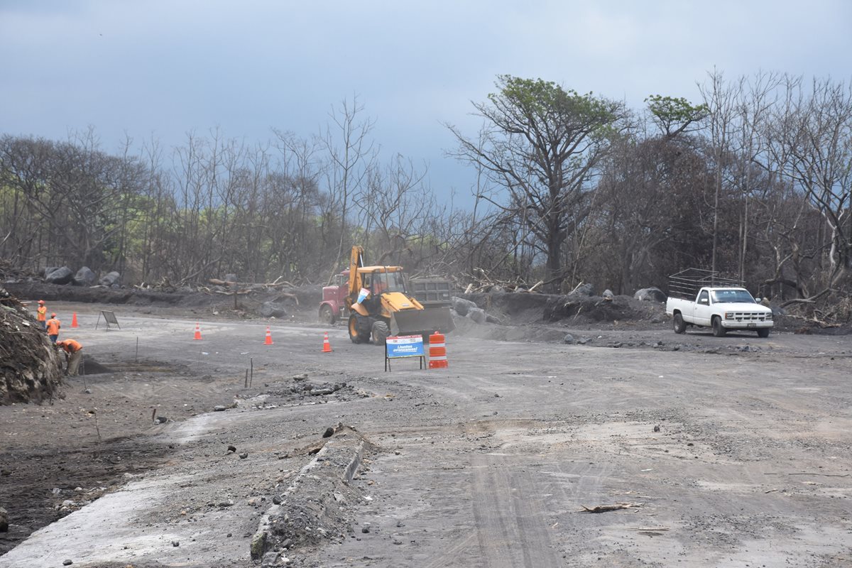 Material volcánico ha sido arrastrado por las lluvias sobre la RN 14 lo que causa que los trabajos para habilitarla se atrasen. (Foto Prensa Libre: Enrique Paredes)