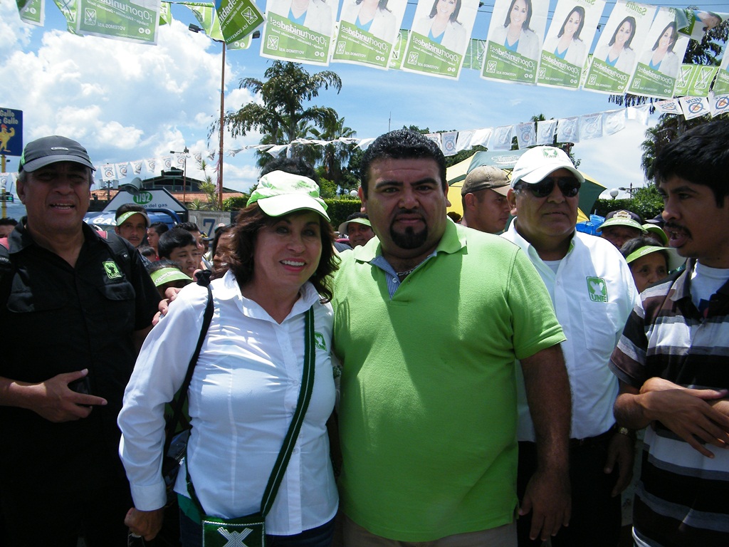 Sandra Torres junto al candidato a la Alcaldía de Sanarate, Víctor Israel Guerra. (Foto Prensa Libre: Héctor Contreras)