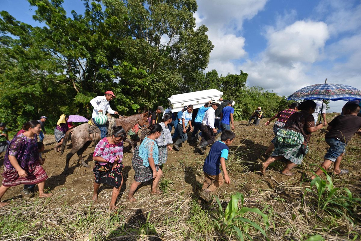 Varias mujeres acompañan al féretro de Jakelin Caal, pese a las condiciones del camino.