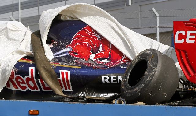 Así quedo el auto de Carlos Sáinz tras el choque (Foto Prensa Libre: EFE)