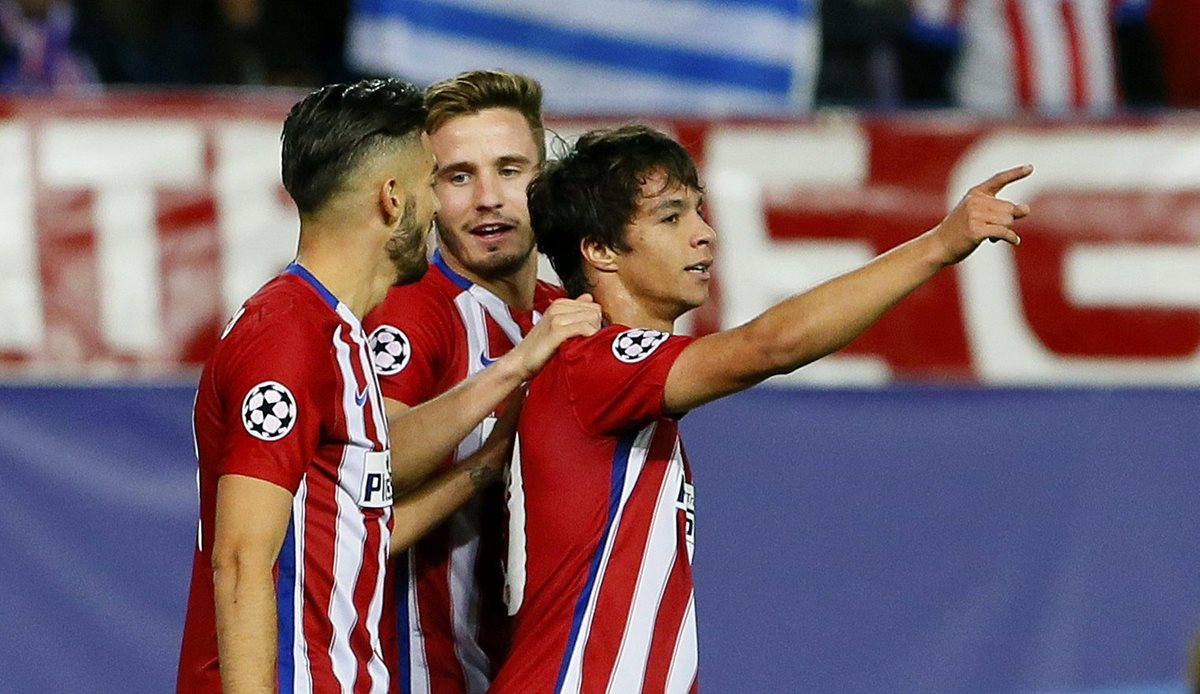 El centrocampista del Atlético de Madrid Óliver Torres (d) celebra el tercer gol ante Astana. (Foto Prensa Libre: EFE).