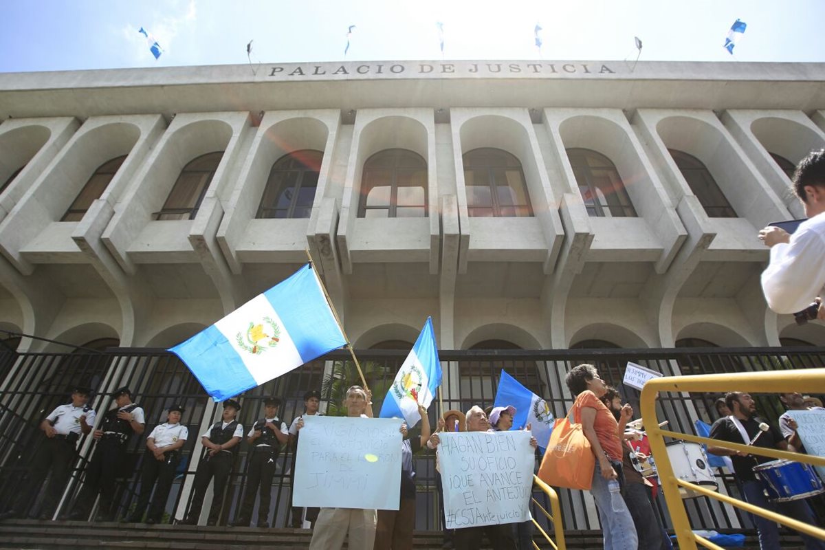 Con banderas de Guatemala y consignas en contra del presidente se manifiestan.
