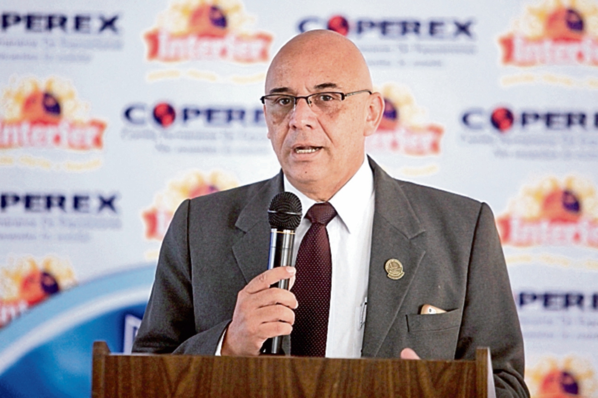 Edwin Cristales, gerente de Cooperex presentó detalles de la feria. (FOTO PRENSA LIBRE: EDWIN BERCIAN)