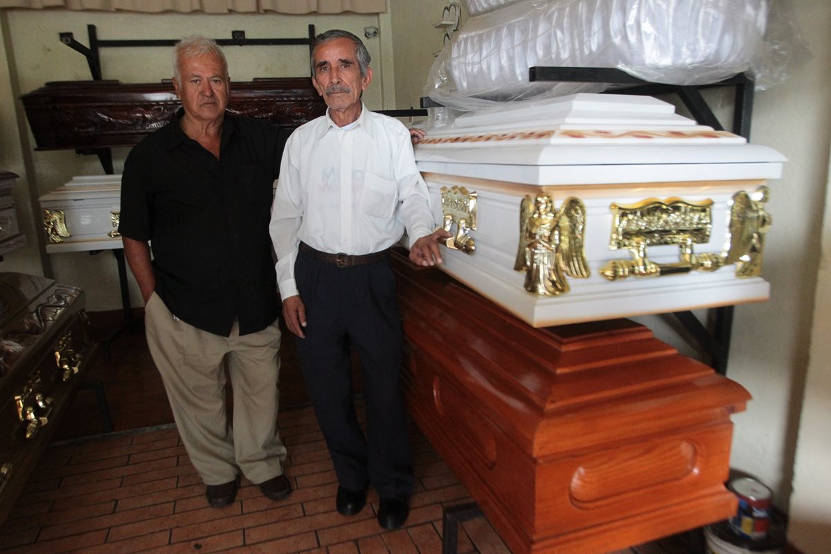 Vendedores de féretros muestras las diferentes opciones. (Foto Prensa Libre: Alvaro Interiano)