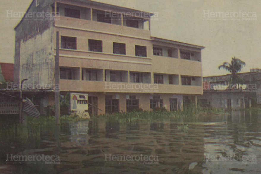 Hotel afectado por la creciente del lago Petén Itzá en 1992. (Foto: Hemeroteca PL)