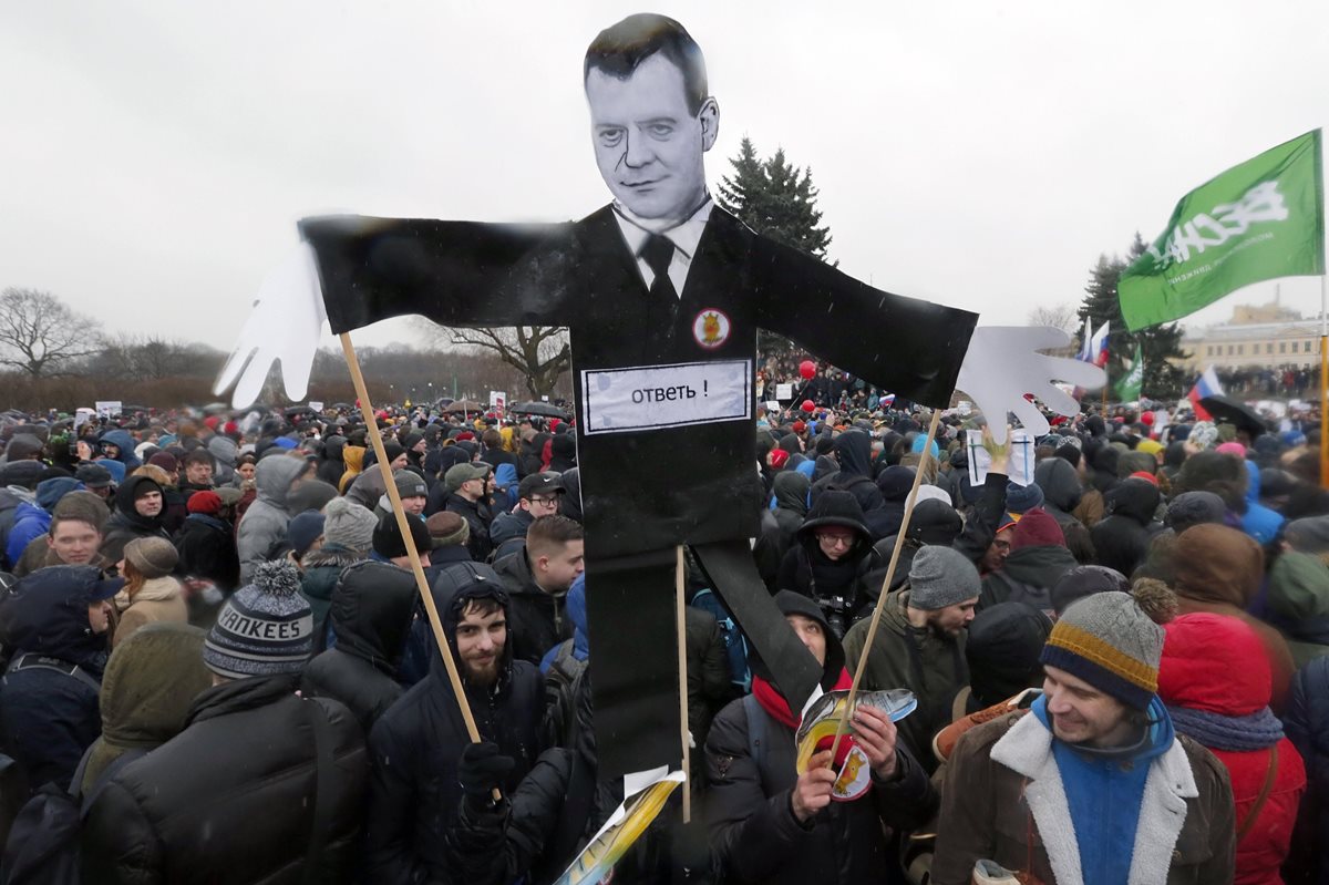 Miles de opositores marchan favor de opositor ruso en San Petersburgo. (Foto Prensa Libre: EFE)