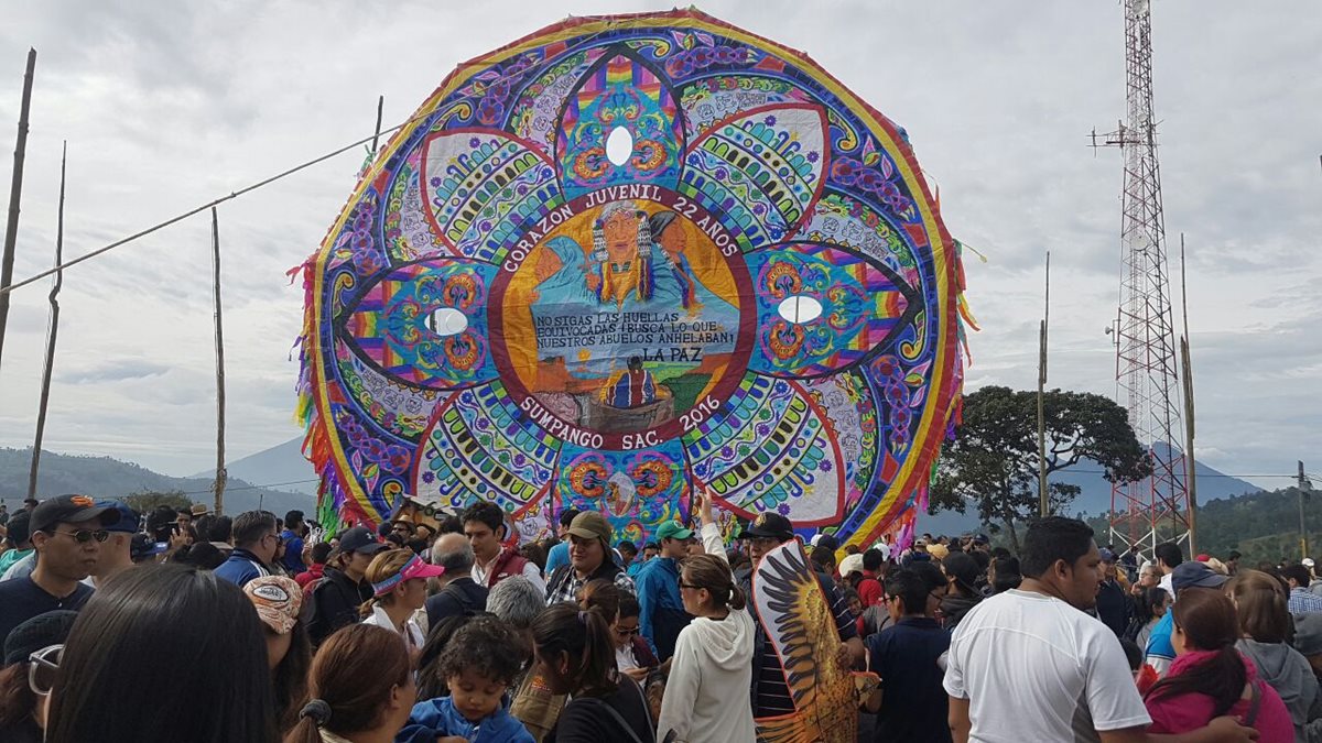 Desde muy temprano, los barriletes gigantes de Sumpango, Sacatepéquez, fueron exhibidos en el campo de futbol del pueblo. (Foto Prensa Libre: Carlos Álvarez)