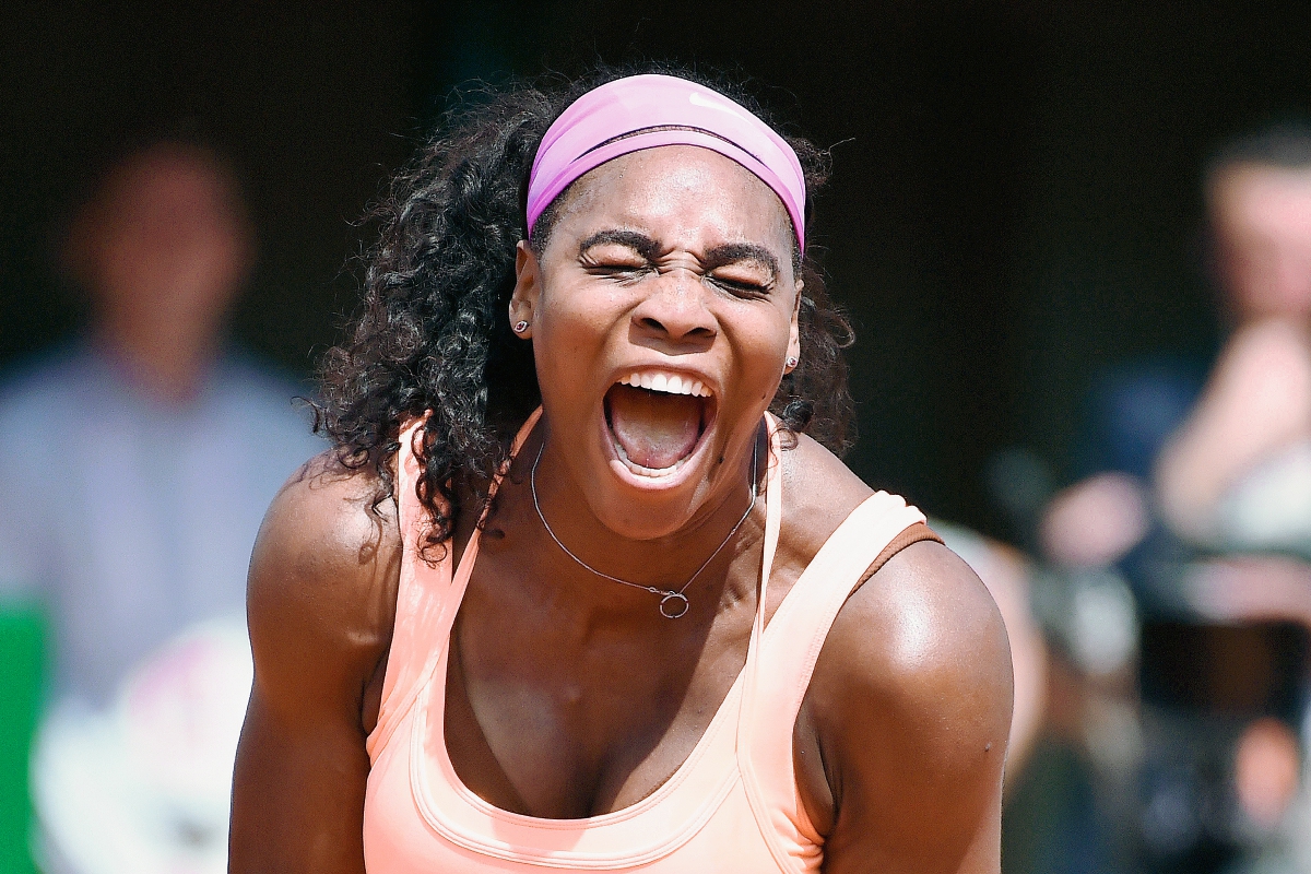 Serena Williams festeja luego de avanzar a seminifinales del Roland Garros. (Foto Prensa Libre: AFP)