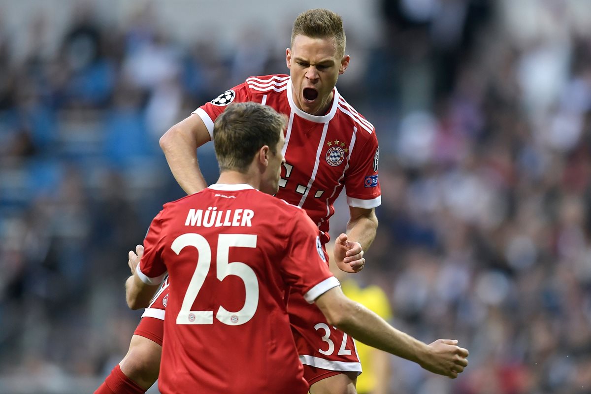 Joshua Kimmich celebra con Thomas Müller el 1-0 del conjunto alemán.