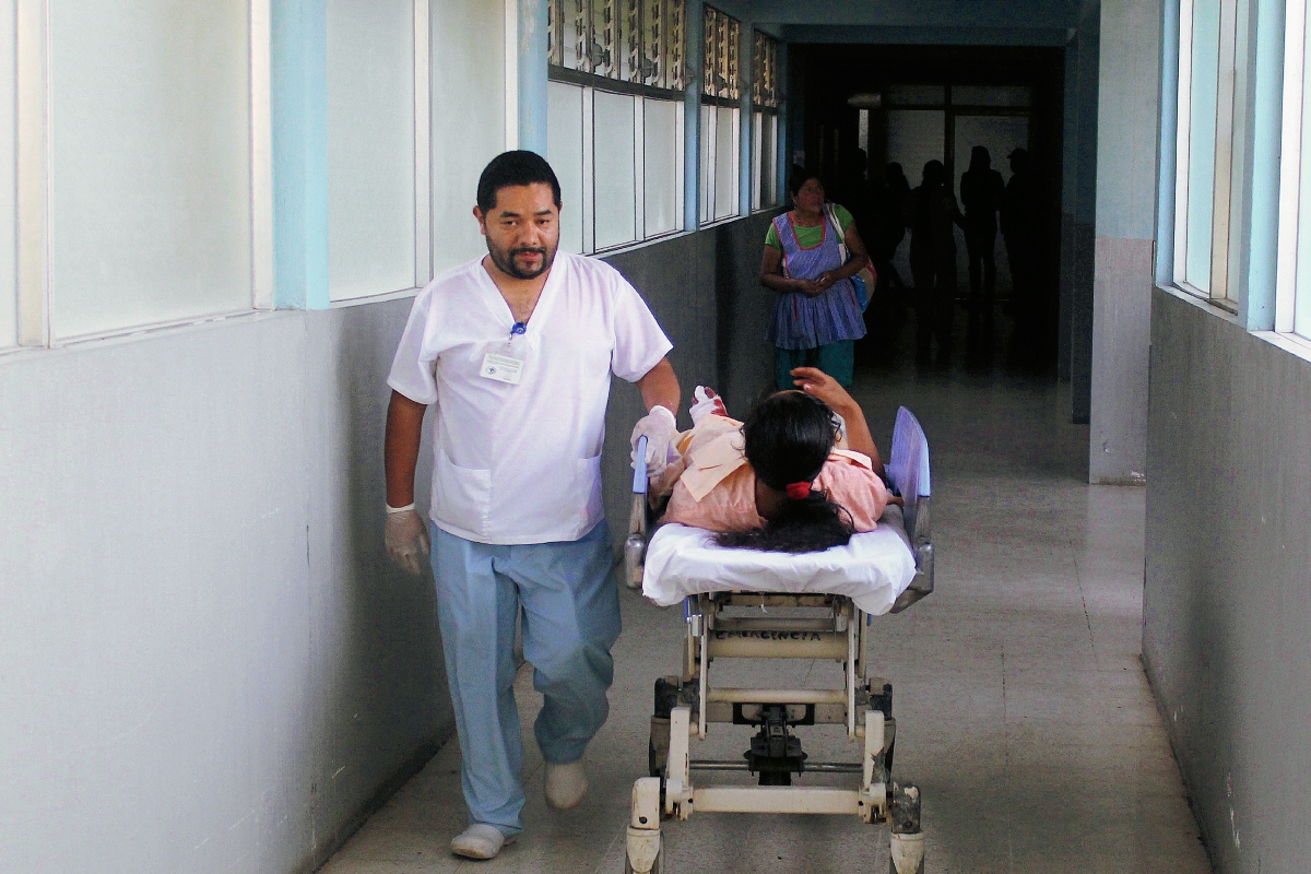 Unas de las heridas en el accidente de tránsito ocurrido en le ruta entre Monjas y la cabecera de Jalapa, es ingresada al hospital nacional, en la cabecera. (Foto Prensa Libre: Hugo Oliva)