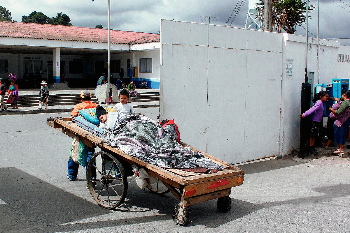 Luis Borja lleva al hospital a su esposa, Blanca Eluvia Delgado, quien padecía diabetes, en su carreta de madera, el 17 de marzo. (Foto Prensa Libre: Víctor Chamalé)