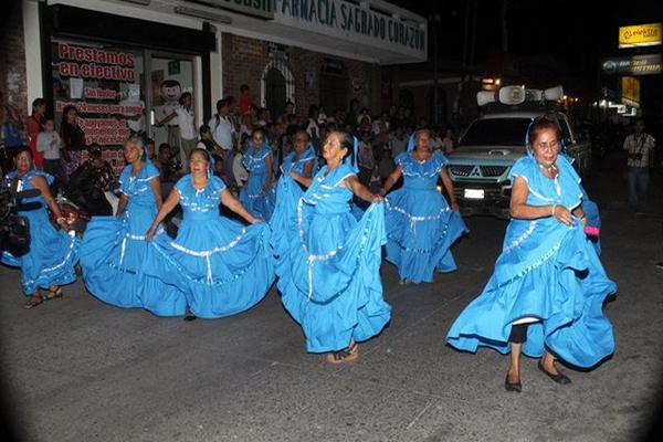 Mujeres participan en el desfile inaugural de la feria de Sanarate, El Progreso. (Foto Prensa Libre: Hugo Oliva) <br _mce_bogus="1"/>