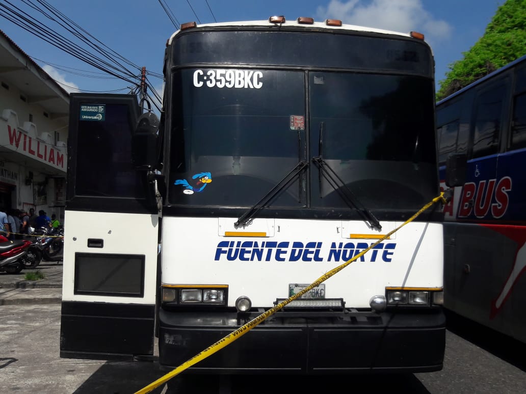 El conductor de este bus de transportes Fuentes del Norte murió baleado en la zona 3 de Mazatenango, Suchitepéquez. (Foto Prensa Libre: Cristian Icó Soto)