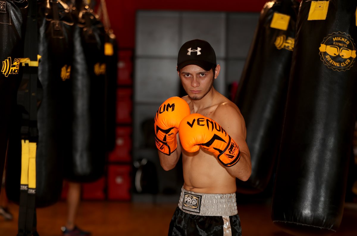 René Roeldí "El Campana" de León se prepara para disputar su primera pelea como profesional. (Foto Prensa Libre: Carlos Vicente)