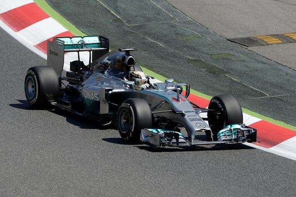 El piloto británico Lewis Hamilton una vez más es el más rápido en ensayos previos al premio de España. (Foto Prensa Libre: AFP)