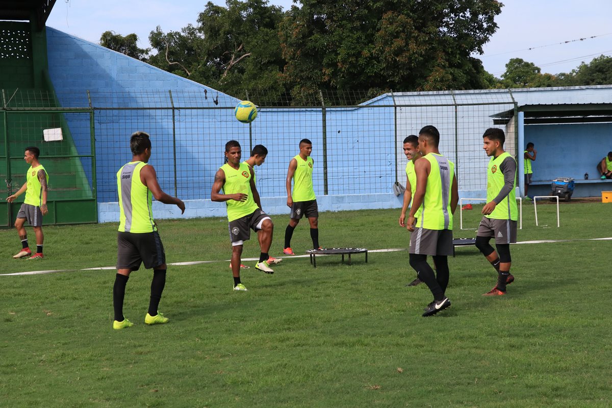En un intenso calor, los dirigidos por Daniel Berta se entrenaron ayer en el estadio Mateo Sicay Paz.(Foto Prensa Libre: Carlos Enrique Paredes)