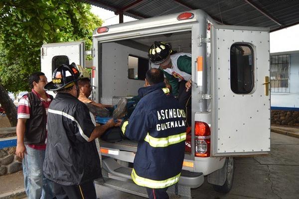 Uno de los heridos en el accidente en Usumatlán, es trasladado al Hospital Regional de Zacapa. (Foto Prensa Libre: Víctor Gómez) <br _mce_bogus="1"/>