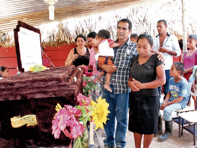 Familia Alvarado Ruano, durante el velatorio de Julio Alvarado, de 13 años, quien murió en abril último a manos de soldados beliceños. (Foto Prensa Libre: Rigoberto Escobar)