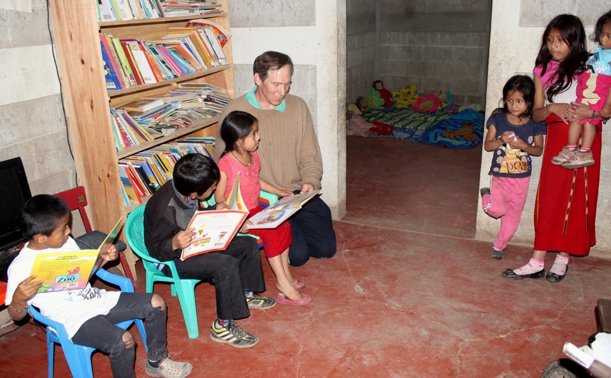 Brian Stipek comparte con niños en un centro comunitario de Nebaj, Quiché, donde les enseña inglés y música. En el lugar, los menores tienen acceso a juegos didácticos. (Foto Prensa Libre: Óscar Figueroa)