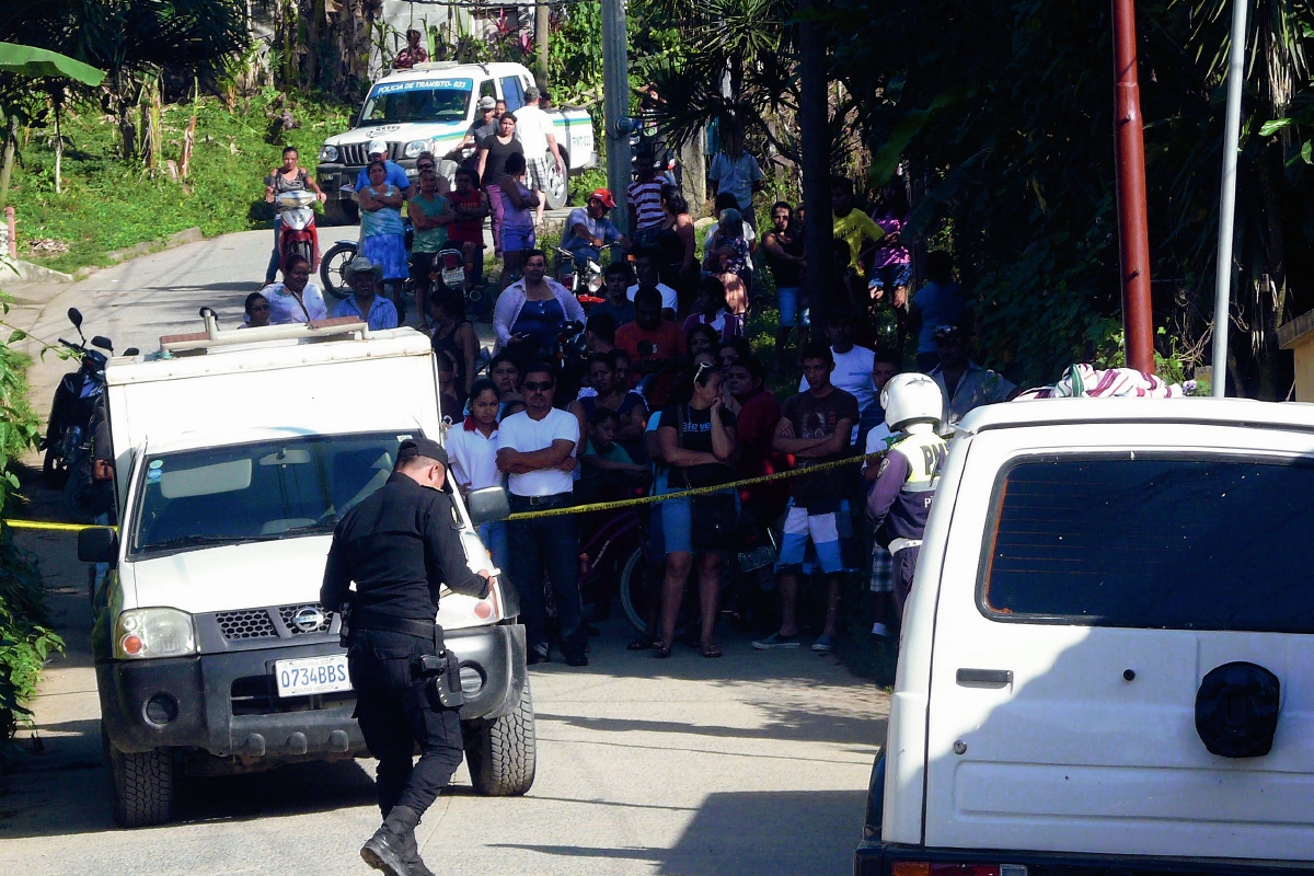 Las autoridades  investigan la muerte de Azucena Méndez Sandoval. (Foto Prensa Libre: Edwin Perdomo)