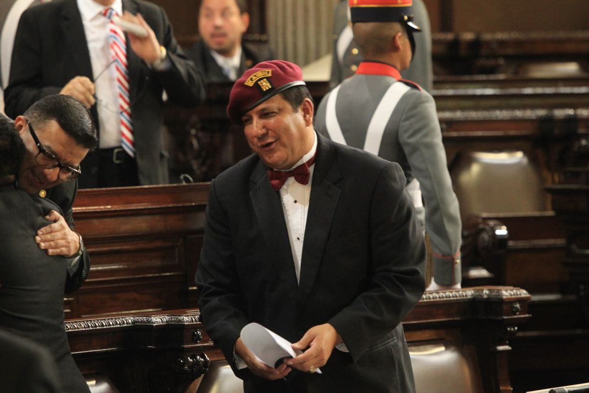 Diputado Galdámez porta una boina kaibil durante sesión solemne del Congreso. (Foto Prensa Libre: Esbin García)