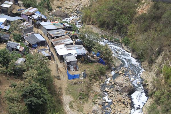 Miles de personas viven en casa improvisadas en lugares de alto riesgo. (Foto Prensa Libre: Hemeroteca PL)