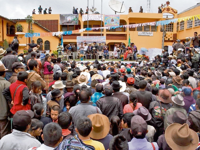 Vecinos de Barillas, Huehuetenango, reciben a siete líderes comunitarios liberados por tribunal.