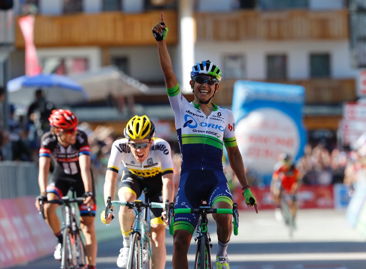 Esteban Chaves levanta la mano en señal de triunfo al cruzar en primer lugar la meta de la etapa 14 del Giro. (Foto Prensa Libre: AFP)
