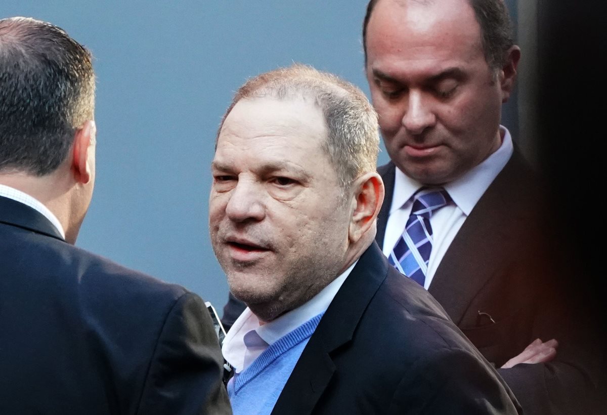 Harvey Weinstein, que se entregó a las autoridades, es finalmente acusado tras las múltiples denuncias de abuso sexual (Foto Prensa Libre: AFP).