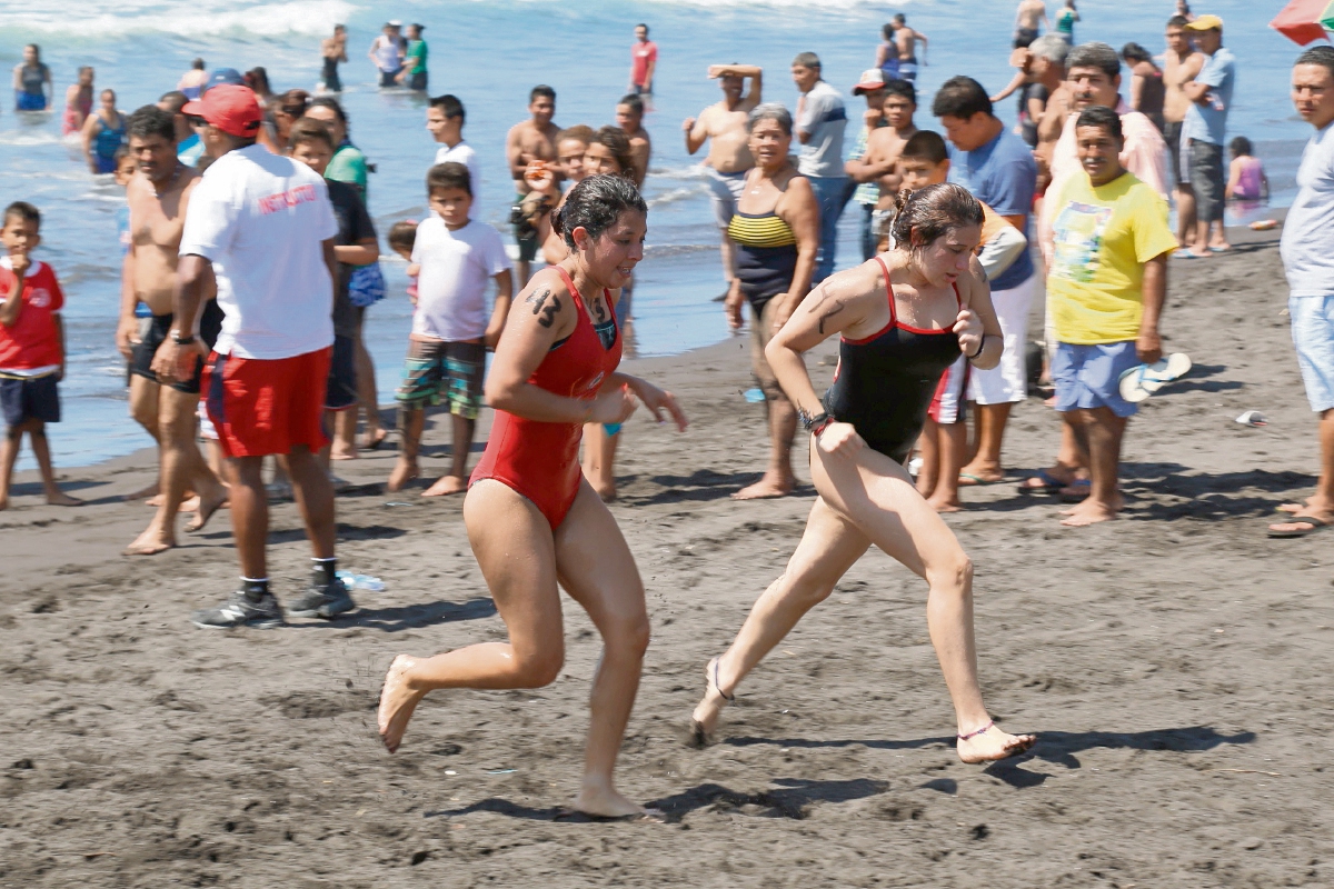 Mónica Velásquez,  con el número 43, durante una  prueba física, en la que deben nadar 1.5 km en mar abierto y regresar a un punto específico en la playa.