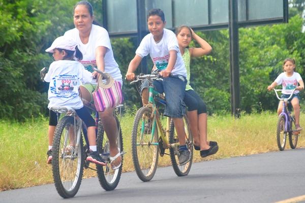 Un mujer junto a su hija y dos adolescentes participan en la Bici Travesía realizada en Champerico. (Foto Prensa Libre: Jorge Tizol) <br _mce_bogus="1"/>