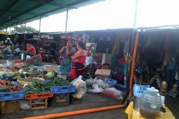Algunos vendedores se instalaron en el parqueo del mercado. (Foto Prensa Libre: Carlos Álvarez)
