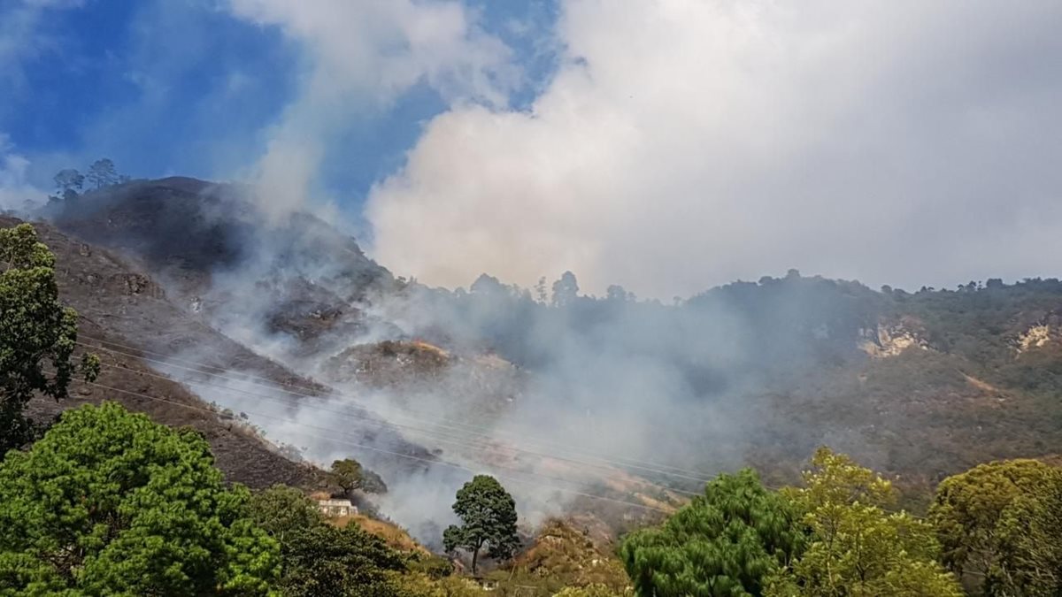 Panorámica del incendio forestal en Santa Catarina Palopó, Sololá. (Foto Prensa Libre: Cortesía Conred)
