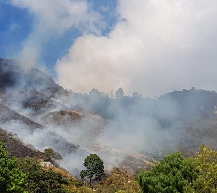 Panorámica del incendio forestal en Santa Catarina Palopó, Sololá. (Foto Prensa Libre: Cortesía Conred)